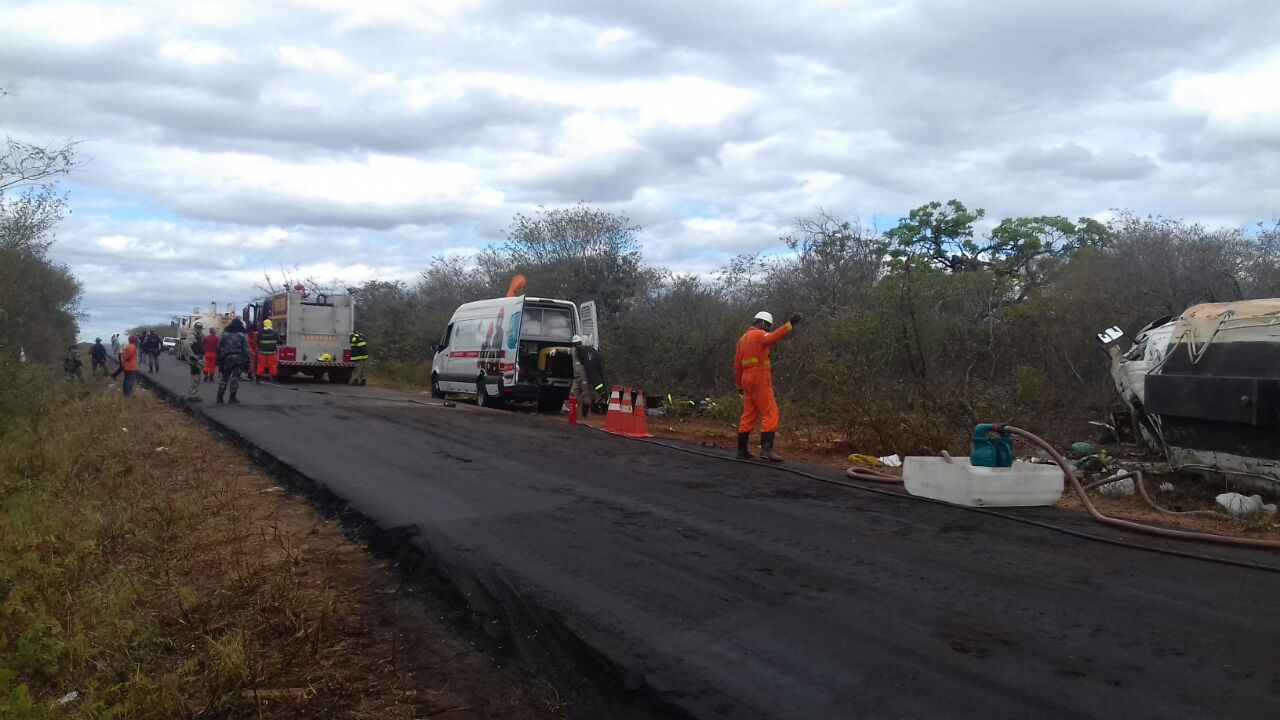 Combustível está sendo retirado do caminhão e da pista