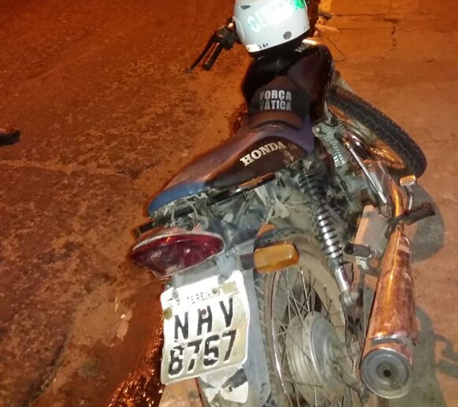 Adolescente conduzia motocicleta roubada na Avenida Noé Mendes.