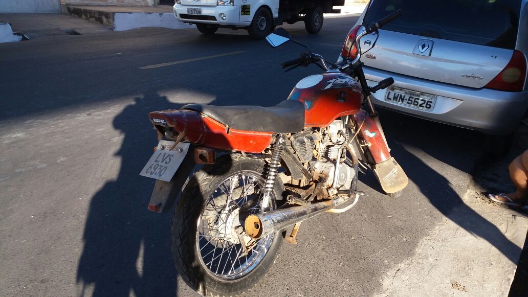 Motocicleta abandonada no Lourival parente era roubada.