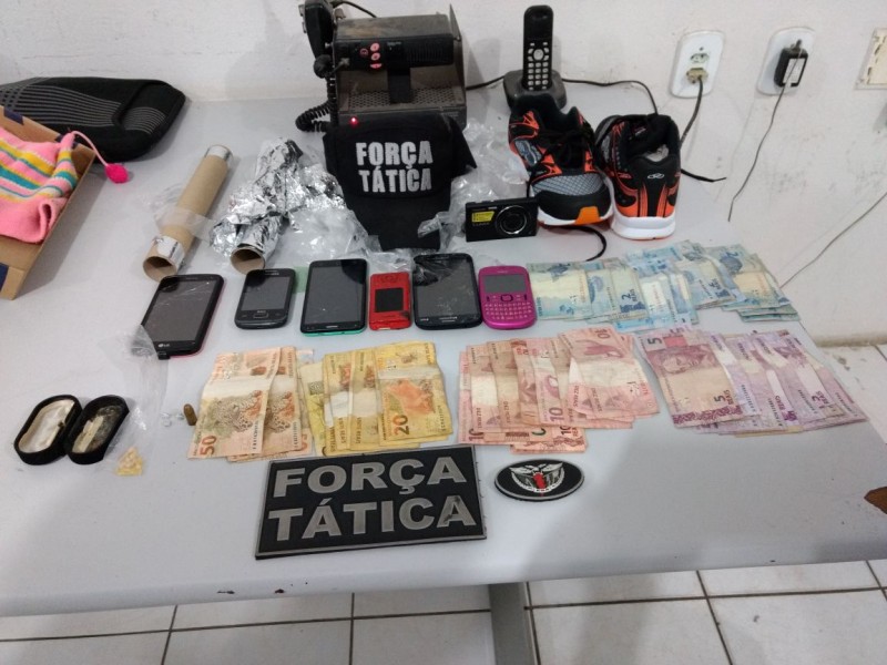 Foram encontrados R$ 600, uma munição de pistola calibre 380 e objetos oriundos da venda de drogas.