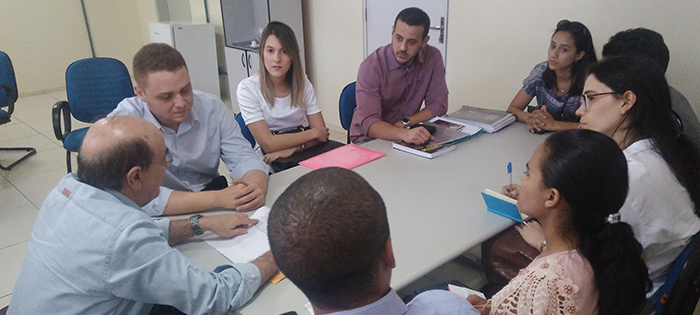 Reunião realizada com uma comissão que representa os aprovados no concurso e o vereador Venâncio Cardoso.
