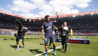 Atacante Neymar joga pela primeira vez representando o PSG.