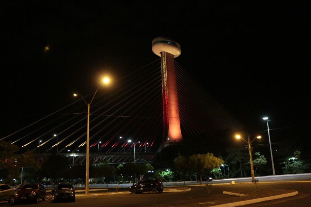 Ponte Estaiada fica iluminada de Vermelho e Amarelo, as cores da bandeira espanhola.