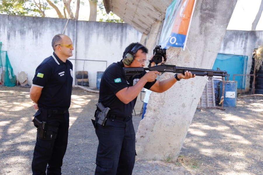 O Secretário de Segurança Fábio Abreu testou os armamentos.
