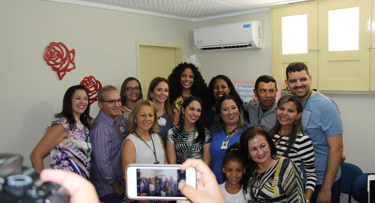 Miss Brasil com membros do Esperança Garcia e o prefeito Firmino