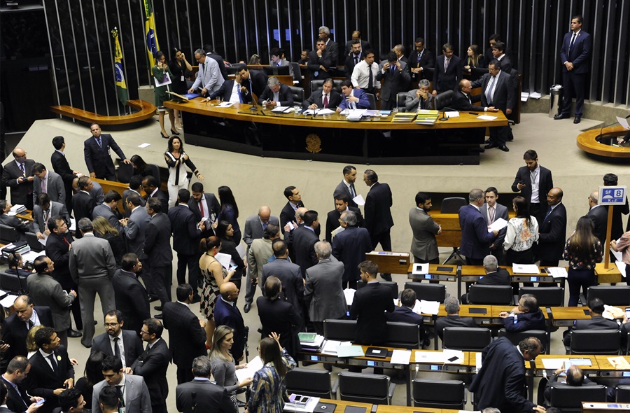 Congresso não encerra votação sobre texto que revisa meta-fiscal.