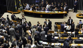 Congresso não encerra votação sobre texto que revisa meta-fiscal.