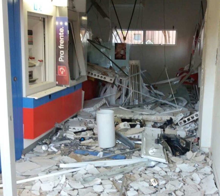 Seis assaltantes explodem caixa eletrônico do Bradesco na prefeitura de Picos.