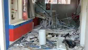 Seis assaltantes explodem caixa eletrônico do Bradesco na prefeitura de Picos.