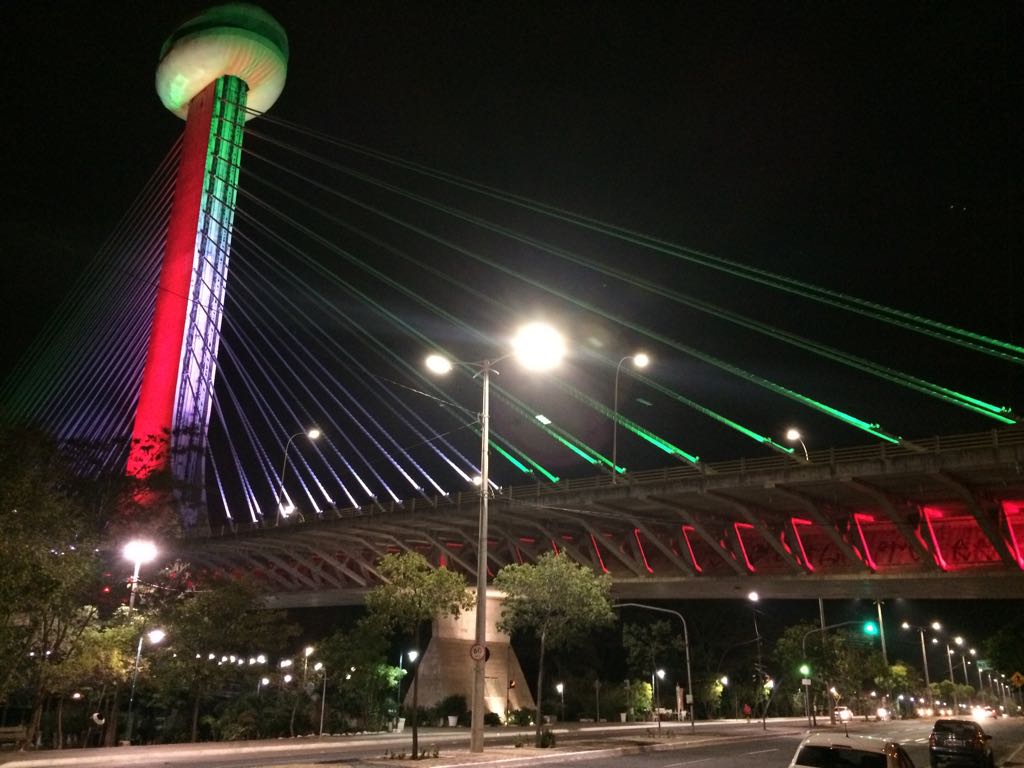 Ponte Estaiada nas cores da bandeira mexicana.