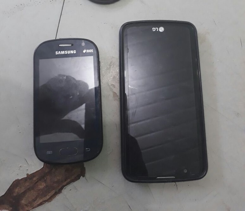 Dois aparelhos celulares forma encontrados com os suspeitos.