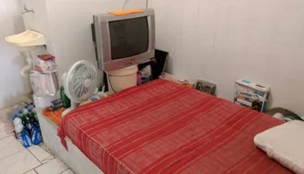 Presos têm quartos individuais em cadeia superlotada em Teresina.