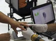 Eleitor realizando biometria