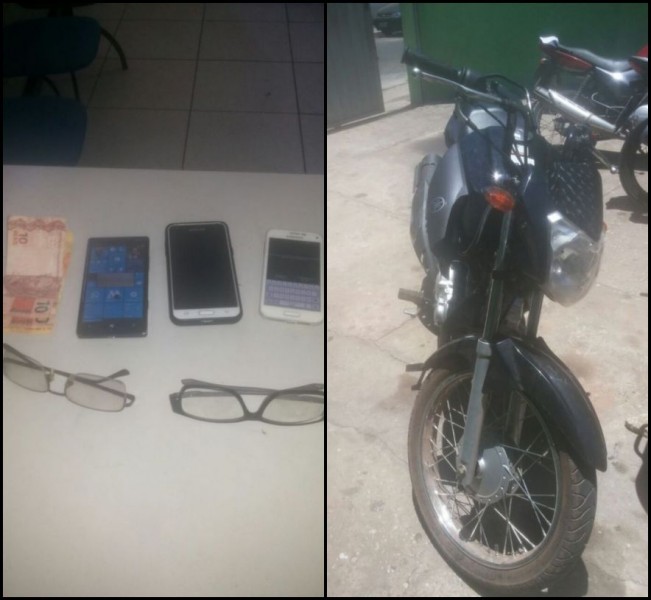 Moto e objetos recuperados pela polícia.