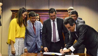 Assinatura do termo em Brasília