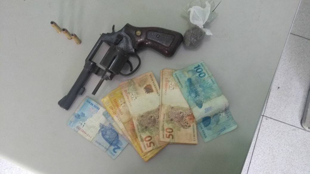 Droga, arma de fogo e dinheiro apreendido pelos policiais.