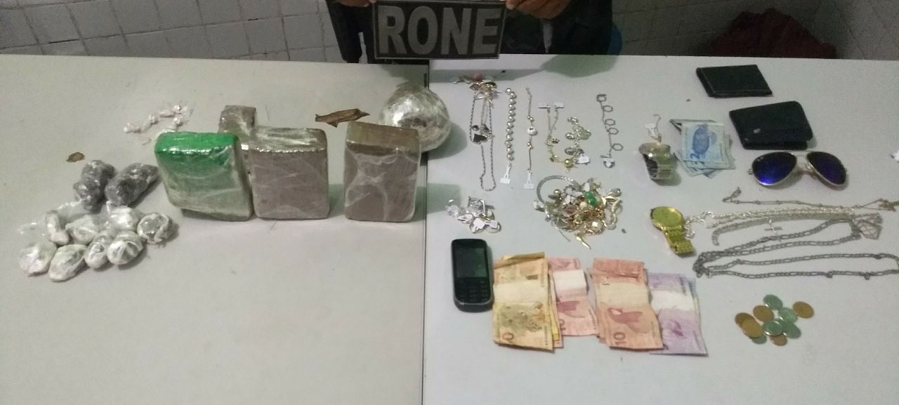 Adolescente e homem são autuados por tráfico de drogas.