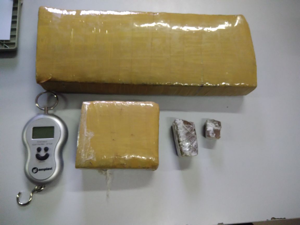PM de Floriano encontra 2,3 kg de maconha prensada.