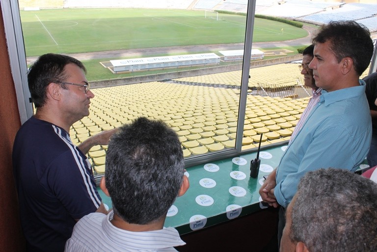 Presidente da Fundespi, Paulo Martins, visita o estádio Albertão.