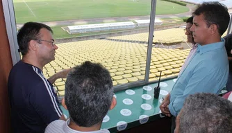 Presidente da Fundespi, Paulo Martins, visita o estádio Albertão.
