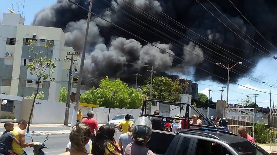 Incêndio na Avenida Barão de Castelo Branco.