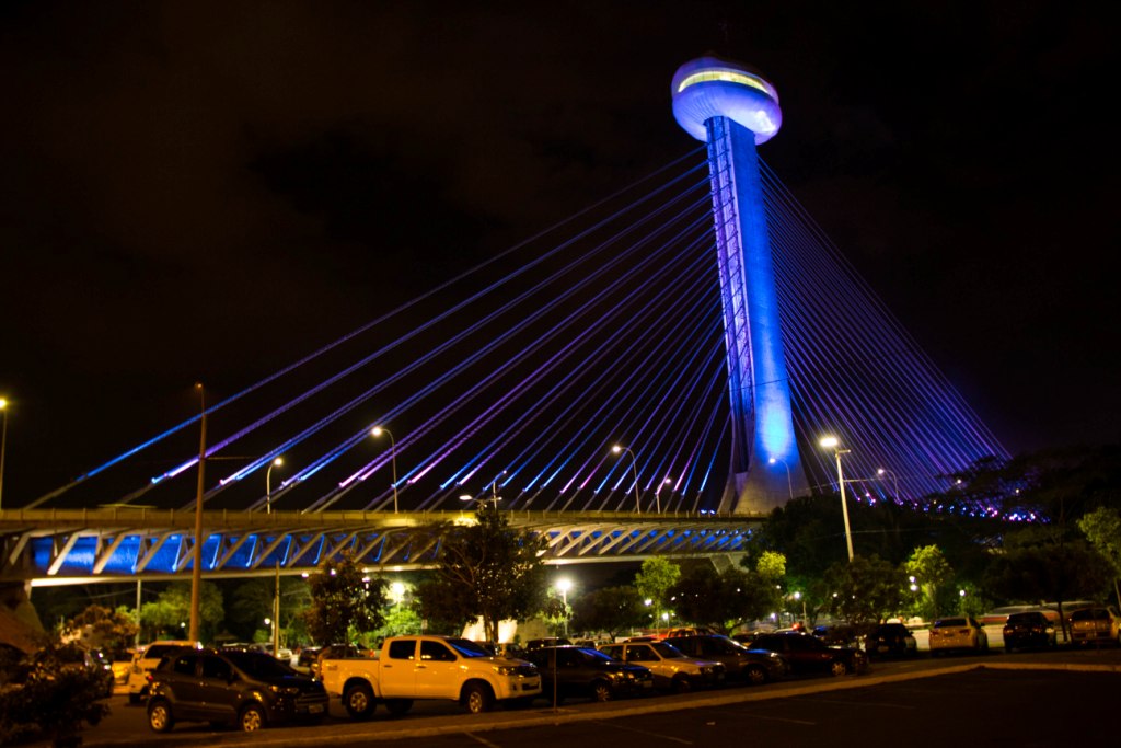 Ponte Estaiada com iluminação azul.