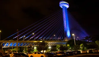 Ponte Estaiada com iluminação azul.