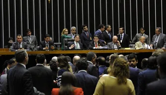 Sessão conjunta de deputados e senadores aprovou alteração nas regras da LDO de 2017.