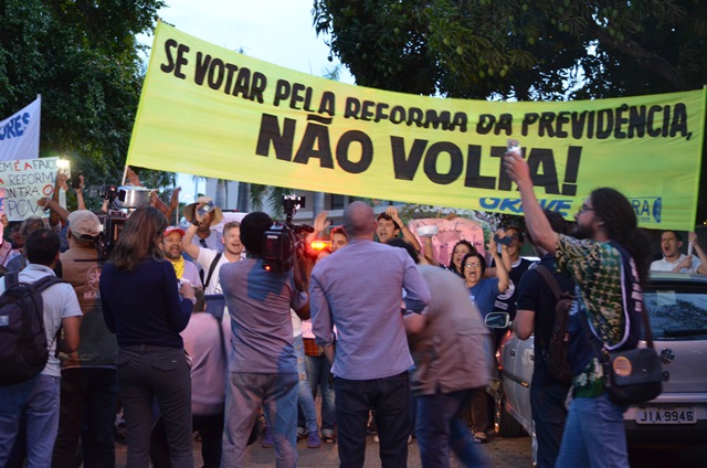 Comando Nacional de Greve da Fasubra realiza protesto contra a Reforma da Previdência em Brasília.