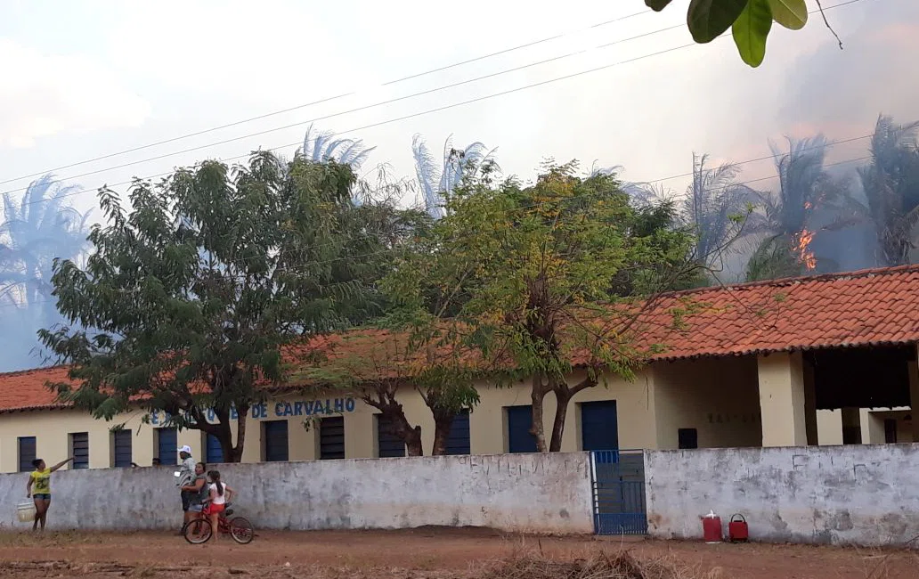 Escola próxima ao incêndio.