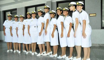Mulheres podem participar do corpo de fuzileiros navais e da armada.