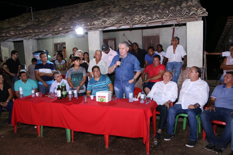 Ao centro, Presidente Arquelau Amorim durante a solenidade de entrega das obras na comunidade Extremas.
