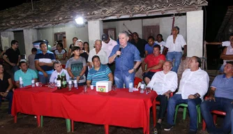 Ao centro, Presidente Arquelau Amorim durante a solenidade de entrega das obras na comunidade Extremas.