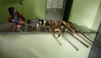 Armas e munições apreendida com a associação criminosa.