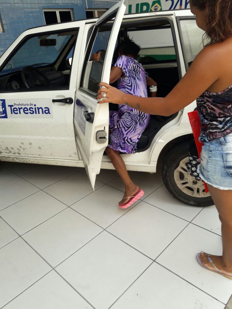 Pacientes da UPA do Renascença estariam sendo transportados em um FIAT UNO.