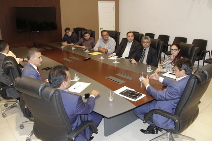 Reunião sobre reabertura do Banco do Brasil e companhia de policiamento em Curimatá
