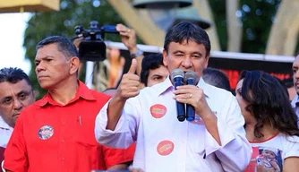 Wellington Dias durante ato a favor de Lula