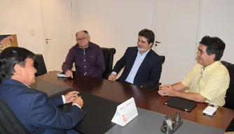 Governador Wellington Dias, em reunião com gerentes do Fida.