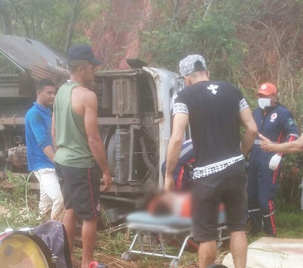 Van de cantor Cristiano Neves sofre acidente na BR-135.