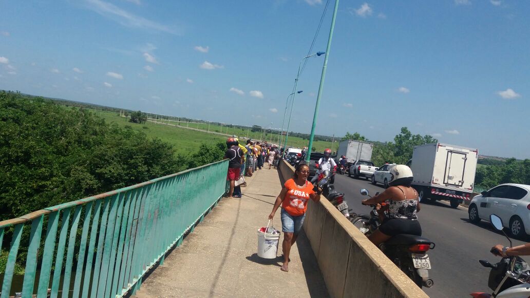 Carro cai da ponte no bairro Poti Velho