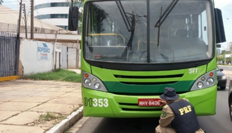 ônibus apreendido pela PRF com placa clonada