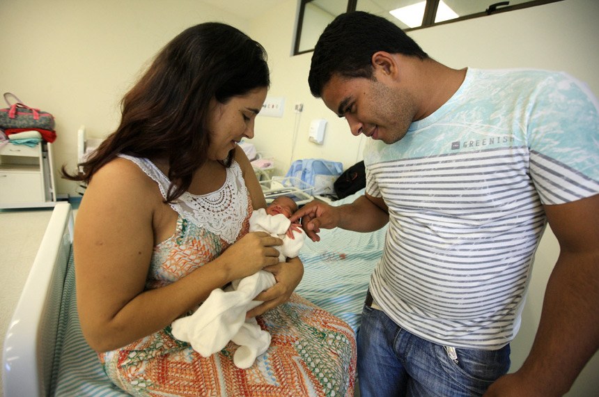 Primeira PEC de 2018 amplia duração das licenças maternidade e paternidade.