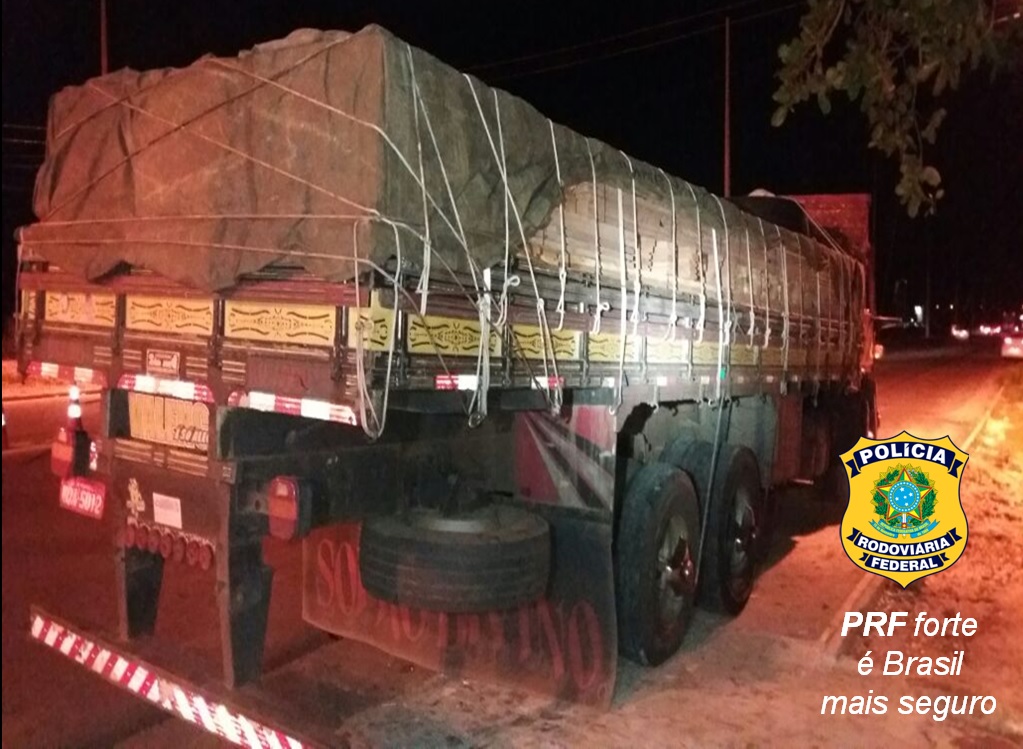 PRF apreende transporte ilegal de 15 toneladas de madeira.