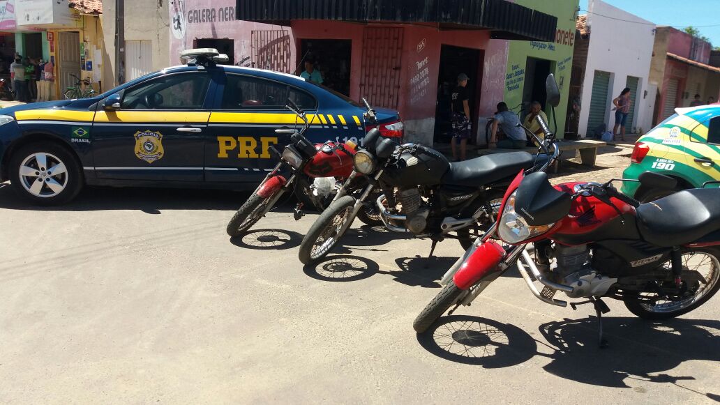 PRF apreende três motocicletas e prende um homem em Capitão de Campos.