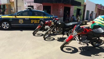 PRF apreende três motocicletas e prende um homem em Capitão de Campos.