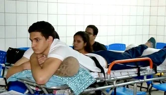 Leandro assiste aula em maca por falta de cadeira de rodas especial