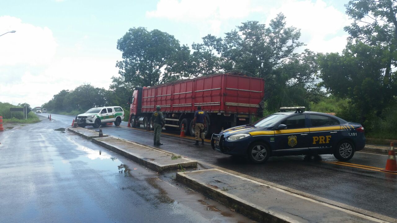 Caminhão transportava madeira ilegal para Salvador sem Documento de Origem Florestal (DOF).