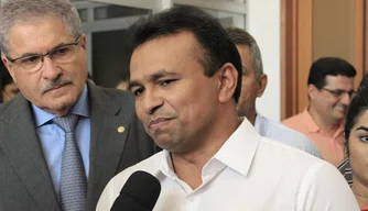 Secretário Fábio Abreu garante reajuste salarial de policiais