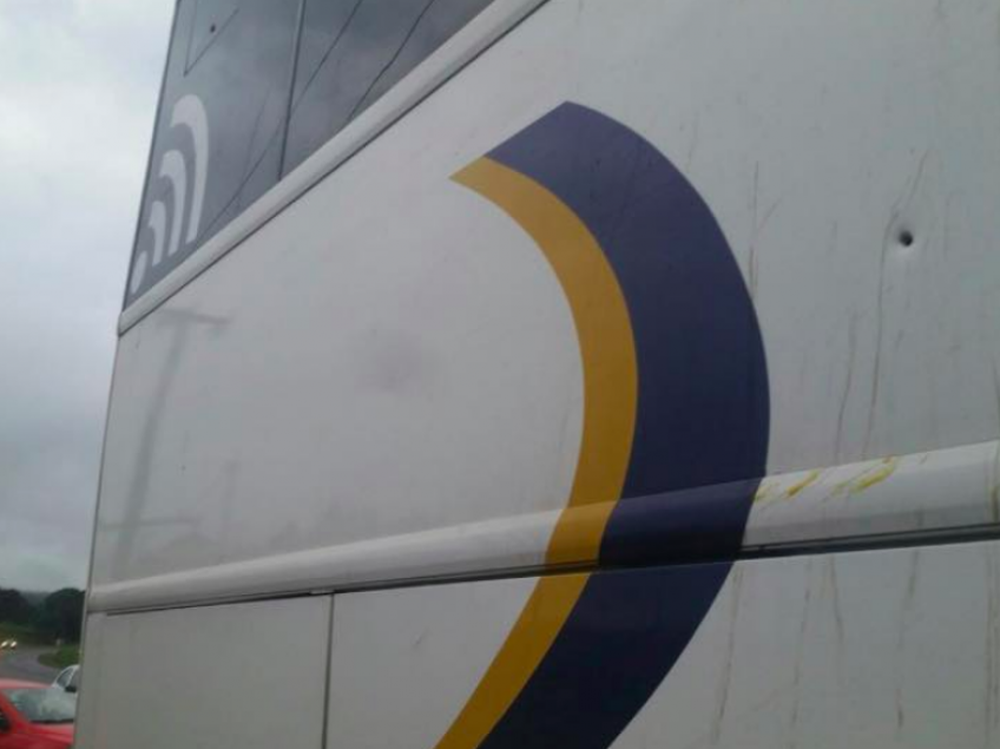 Ônibus da caravana de Lula são atingidos por tiros