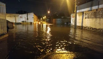 Rua Eustáquio portela fica alagada.